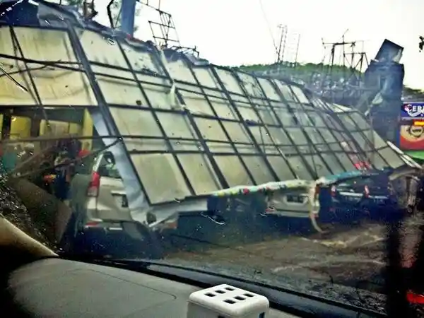 Foto - Belasan Mobil Hancur Akibat Badai di Bandung