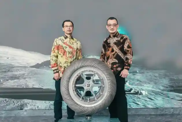 Foto - Bridgestone Pamerkan Ban Untuk Kendaraan Bulan