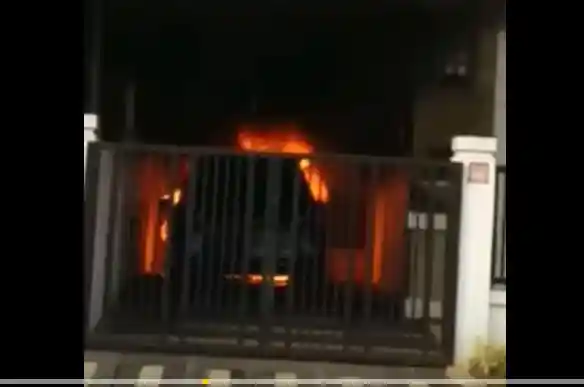 Foto - Mungkinkah Mobil Terbakar Sendiri Saat Parkir dan Mesin Mati?