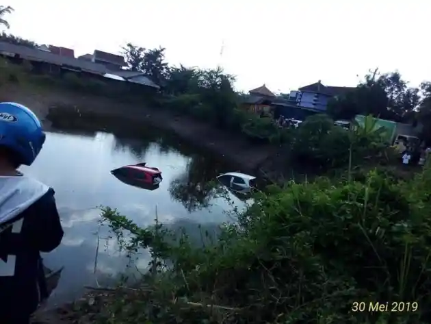 Foto - 2 Honda Brio "Kompak" Nyemplung ke Empang. Apa Penyebabnya?