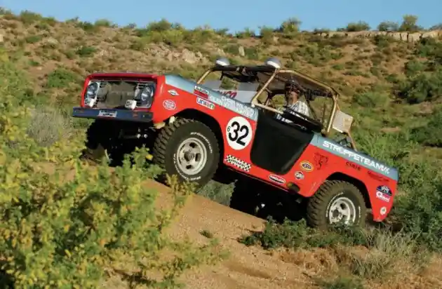 Foto - Ford Bronco Gen 1, Pionir Yang Menginspirasi Kelahiran Kembali Bronco Terbaru.