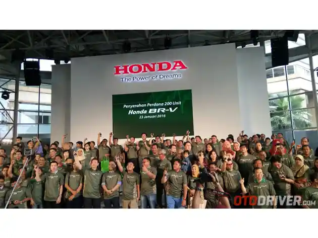 Foto - Badge Pertama Honda BR-V Diserahkan Ke Konsumen Lewat Acara Meriah