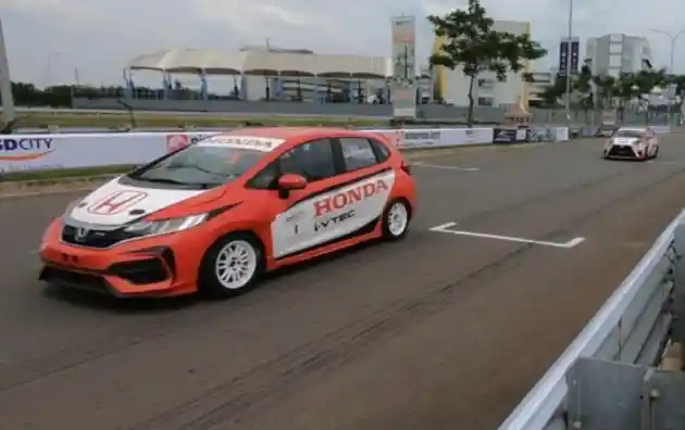 Foto - Jazz Masih Memuaskan Honda di Sirkuit Walau Kompetisi Berat