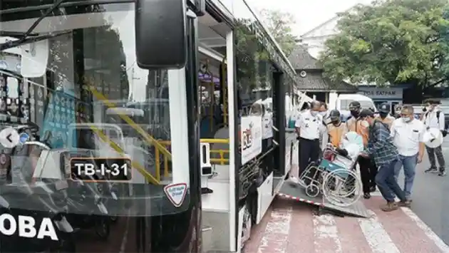 Foto - Bus Solo Transit Dengan Dek Rendah Dicoba Di Solo