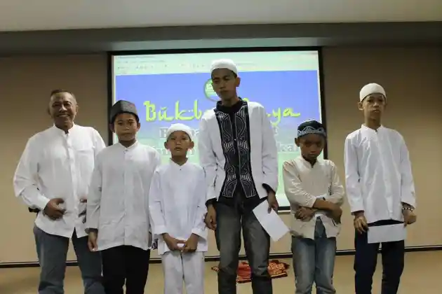 Foto - Daihatsu Taruna Club Bukber di PT ADM Ajak Anak-anak Yatim