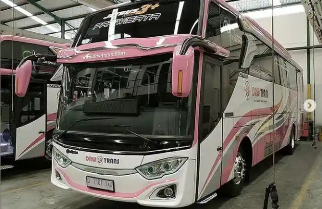 Foto - PO DRW Trans Borong 10 Bus Mercy Untuk Armada Pariwisata