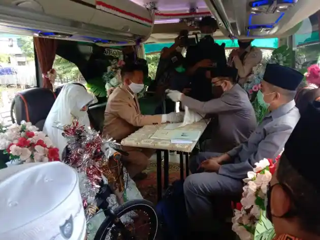 Foto - Unik Nih, Bisa Nikah di Dalam Bus, Berapa Biayanya?