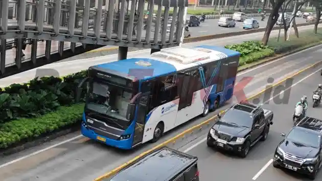 Foto - Ternyata Ini Bedanya Bawa Bus Transjakarta dan AKAP