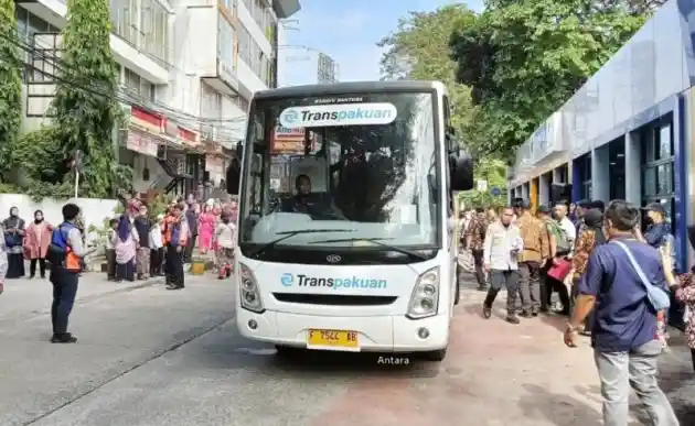 Foto - Bus BTS Beroperasi Di Bekasi Dan Bogor