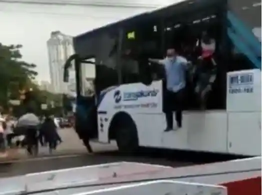 Foto - Klarifikasi PT Mayasari Bakti Soal Viral Bus Berhenti Di Rel Kereta Api, Bukan Karena Mogok!