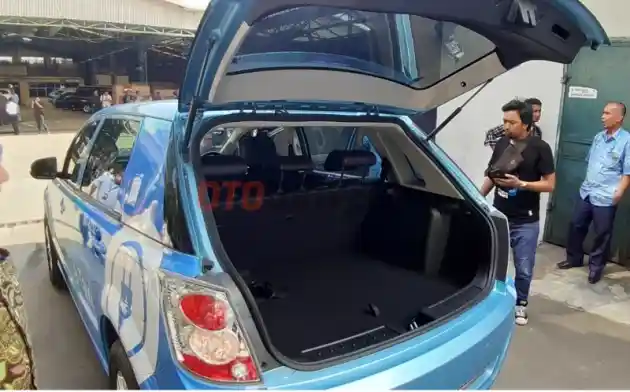 Foto - Perbandingan Kabin Taksi Bluebird Toyota Limo VS BYD e60