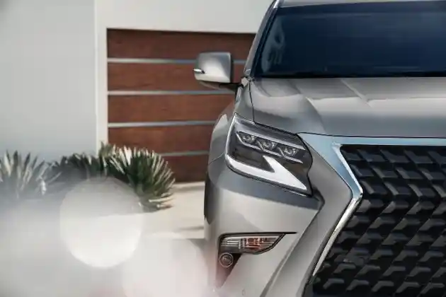 Foto - Lexus GX Facelift 2020 Tampil dengan Grill Super Besar