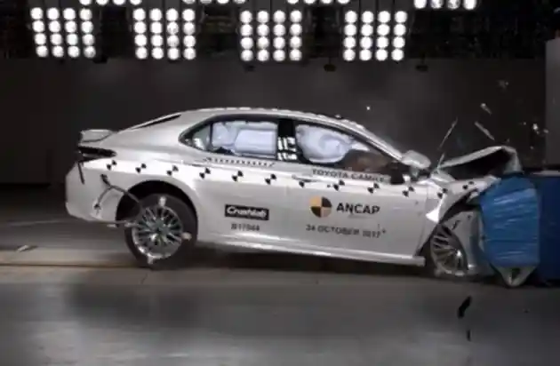 Foto - VIDEO: Crash Test Toyota Camry 2017 (NCAP)