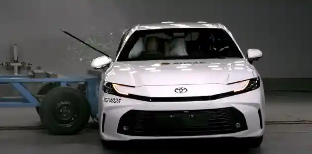 Foto - VIDEO: Crash Test Toyota Camry Generasi Terbaru (ANCAP)