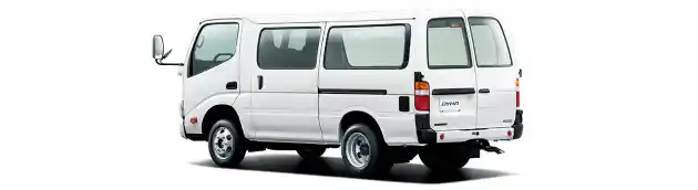 Foto - Toyota Dyna Route Van, Mirip Kreasi Karoseri Lokal