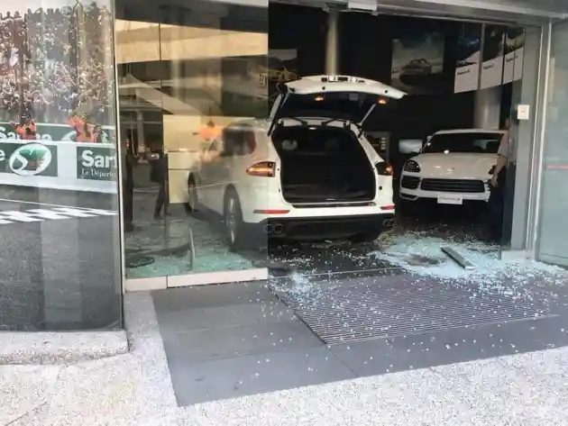 Foto - VIDEO: Tak Bisa Tahan Emosi, Pria ini Hantam Dealer Porsche