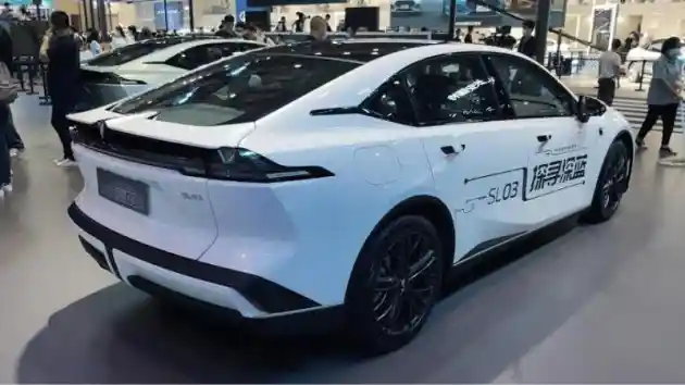 Foto - Sedan Listrik Pesaing Tesla Ini Dijual Mulai Rp 300 Jutaan