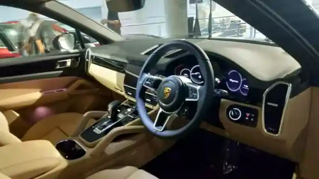 Foto - Setelah Taycan EV, Porsche Geber Panamera dan Cayenne PHEV Di Jalanan Indonesia