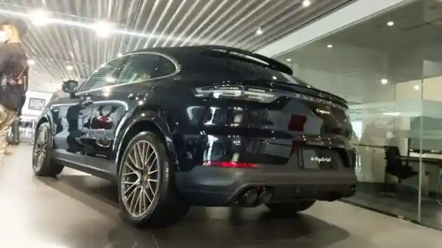 Foto - Setelah Taycan EV, Porsche Geber Panamera dan Cayenne PHEV Di Jalanan Indonesia