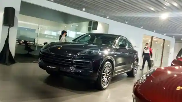 Foto - Setelah Taycan EV, Porsche Geber Panamera dan Cayenne PHEV Di Jalanan Indonesia