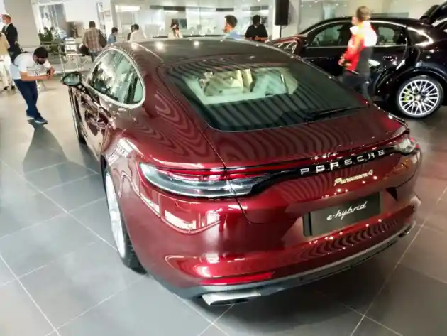 Foto - Setelah Taycan EV, Porsche Geber Panamera dan Cayenne PHEV Di Jalanan Indonesia