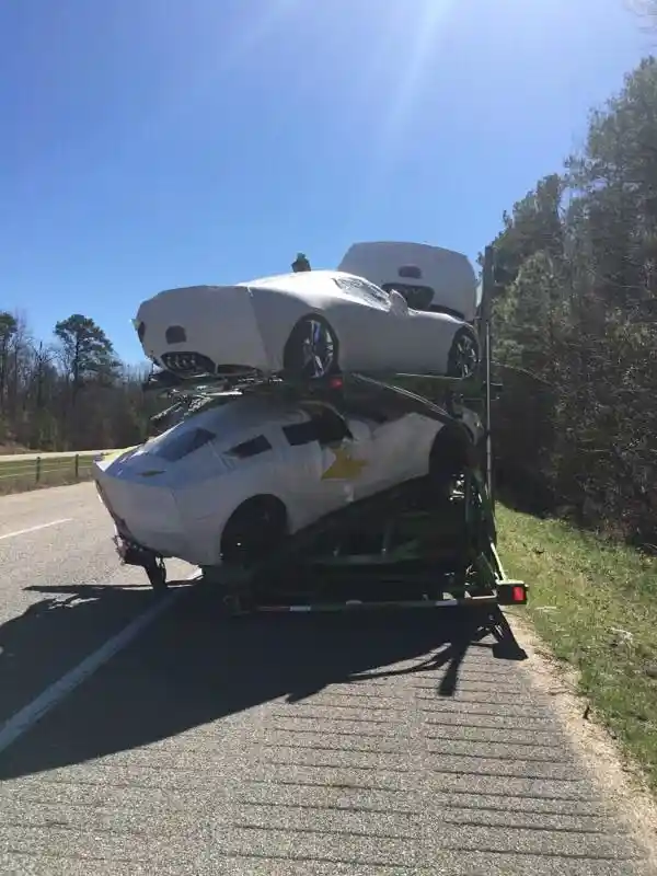 Foto - Waduh, Chevrolet Corvette Ini Ringsek Saat Diangkut Menuju Dealer