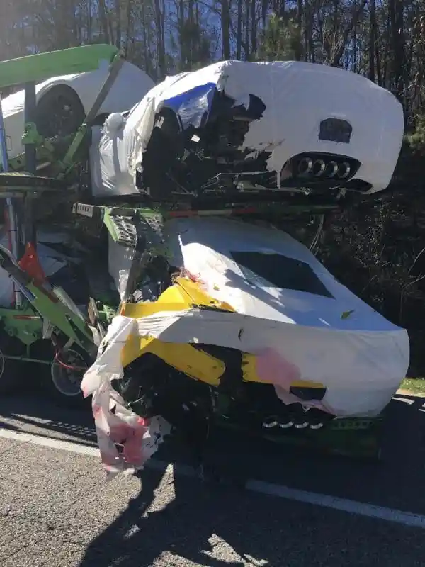 Foto - Waduh, Chevrolet Corvette Ini Ringsek Saat Diangkut Menuju Dealer