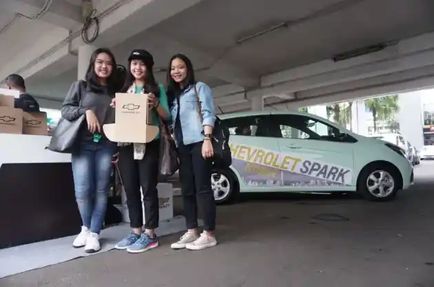 Foto - Chevrolet Spark Dekati 'Kids Jaman Now' di Kawasan Gaul