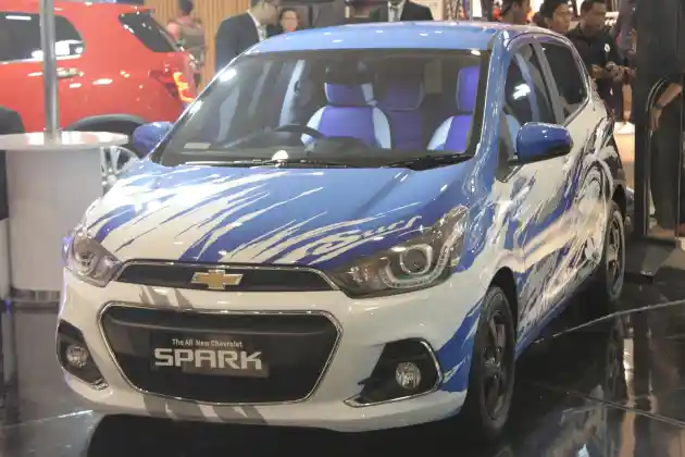 Foto - Chevrolet Spark Bermotif Batik Jadi Simbol Perayaan Sumpah Pemuda