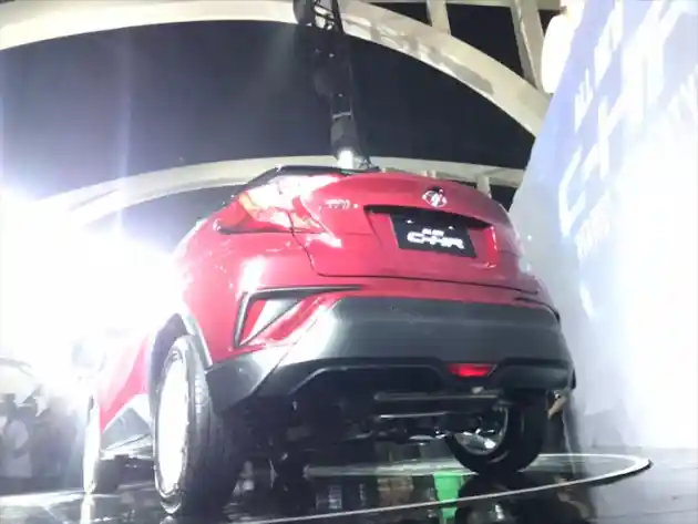 Foto - Bagian Kolong Toyota C-HR Identik Milik Supercar, Apa Fungsinya?