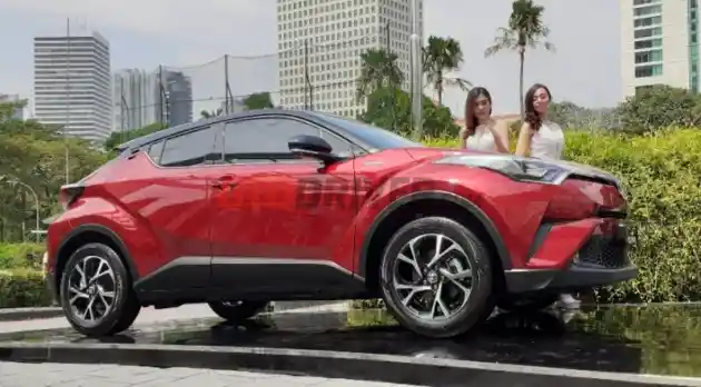 Foto - Toyota C-HR Hybrid Meluncur, Selisih RP 30 Juta "Saja"