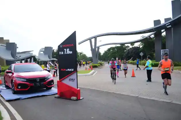 Foto - Honda Civic Type R Ikut Dalam Balap Lari di Tangerang