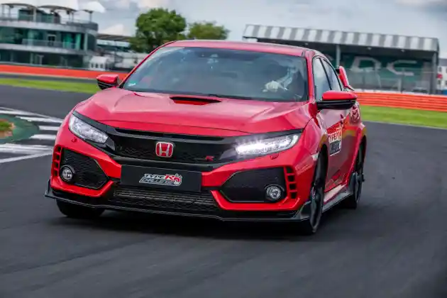 Foto - Honda Civic Type R Melesat di Sirkuit Silverstone, Apa Hasilnya?