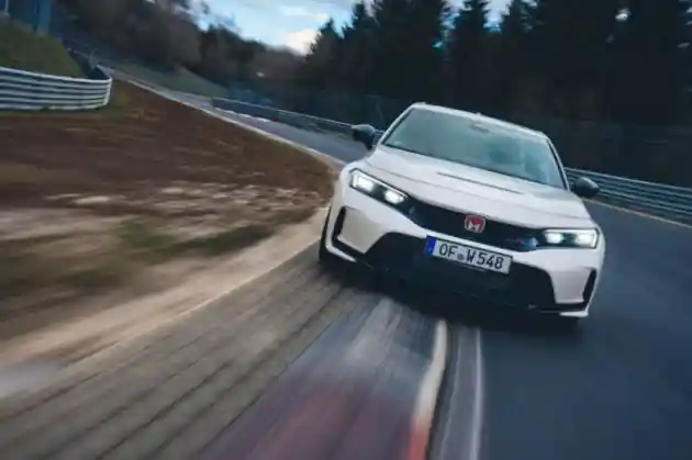 Foto - VIDEO: Honda Civic Type R Lagi-Lagi Jadi Sedan FWD Tercepat Di Nurburgring