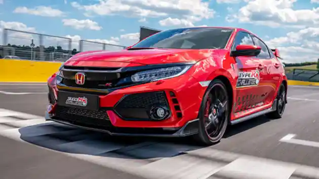 Foto - Honda Civic Type R Dilesatkan Seorang Pembalap F1 Sampai Pecah Rekor