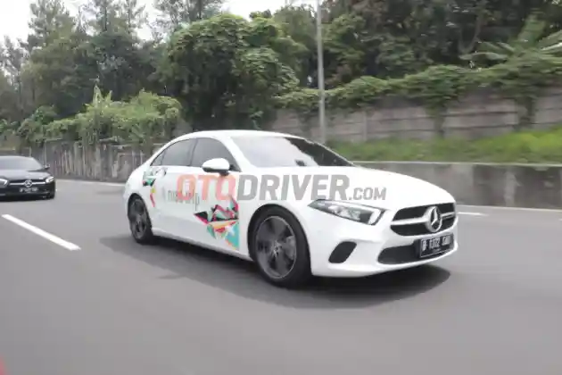 Foto - CLA Class dengan A-Class Sedan Membingungkan?