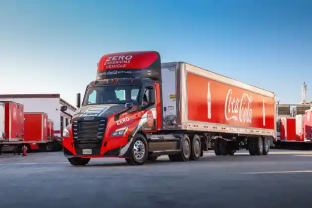 Foto - Truk Coca-Cola Tanpa Emisi Sambut Natal