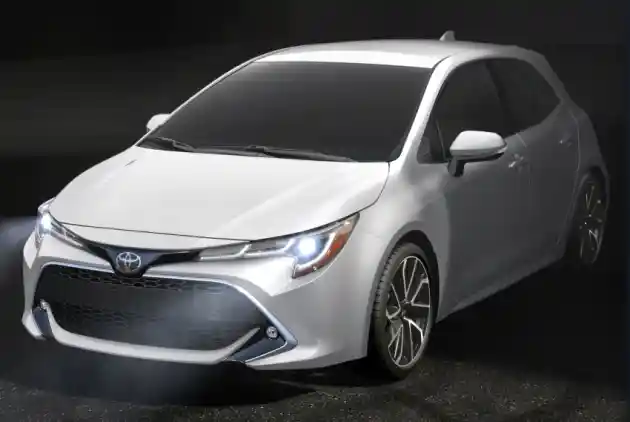 Foto - Melihat Detail Toyota Corolla Hatchback, Cocok Lawan Civic Hatchback (14 Foto)