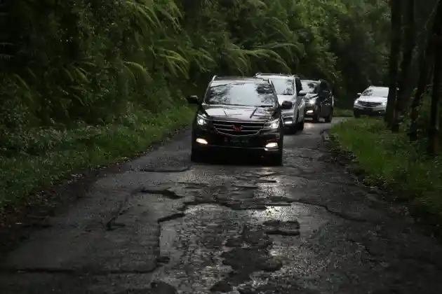 Foto - Wuling Cortez Pakai iAMT dan Front Wheel Drive Dicoba Menanjak di Bromo