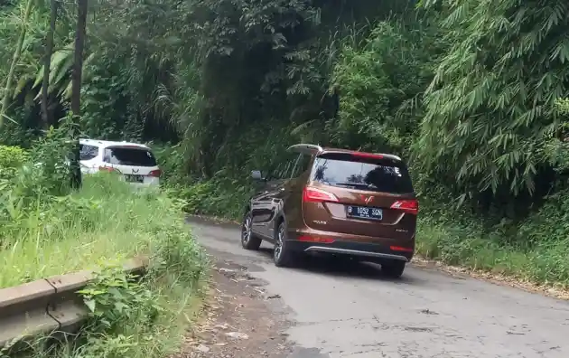 Foto - Wuling Cortez Pakai iAMT dan Front Wheel Drive Dicoba Menanjak di Bromo