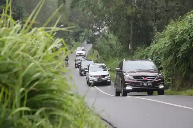 Foto - Kursi Pijat, Makanan dan Minuman Gratis Tersedia Untuk Pemudik Wuling