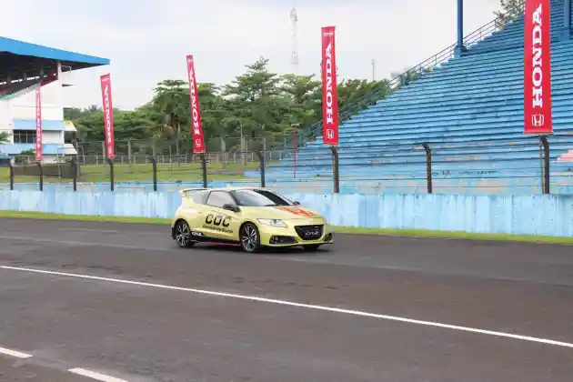 Foto - Honda CR-Z Jadi Mobil Resmi FIM Asia Road Racing Championship 2016