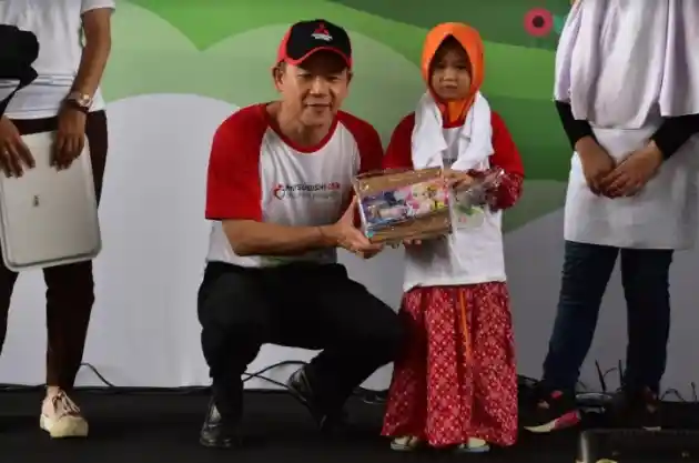 Foto - Tanggung Jawab Sosial, Mitsubishi Jadi 'Orang Tua' Anak-anak Yatim