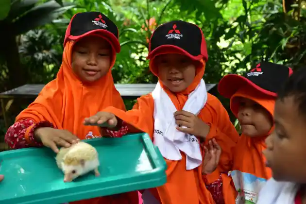 Foto - Tanggung Jawab Sosial, Mitsubishi Jadi 'Orang Tua' Anak-anak Yatim