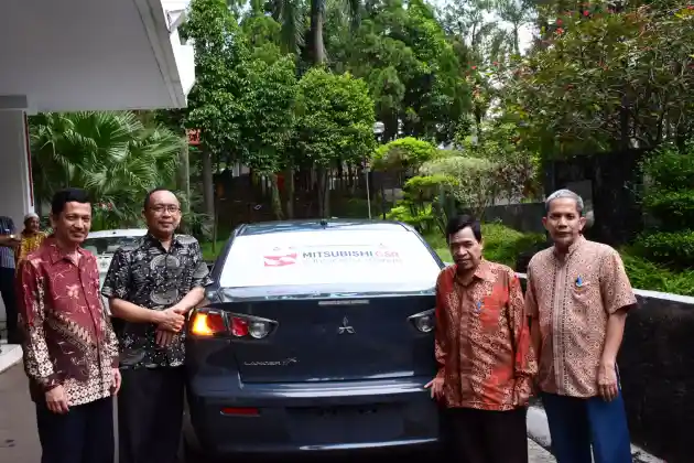 Foto - Mitsubishi Berikan 3 Mobil Untuk Pendidikan