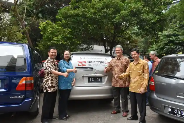 Foto - Mitsubishi Berikan 3 Mobil Untuk Pendidikan