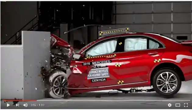 Foto - VIDEO: Crash Test Mercedes-Benz C-Class 2016