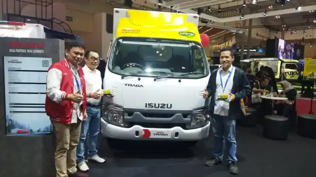 Foto - Ada Kulkas Raksasa Di GIIAS 2023, Digendong Isuzu Giga