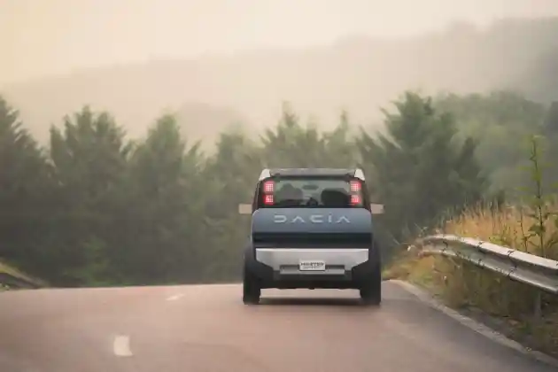 Foto - Resmi Dijual, Mini EV Ini Disebut Land Rover Defender Versi Mungil