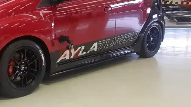 Foto - Ayla Turbo Karya Astra Daihatsu Unjuk Gigi di Atas Aspal